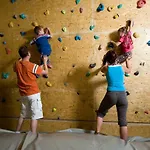 Mit Restaurant & Sportarena * 洛伊克巴德