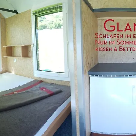 Mit Restaurant & Sportarena 캠프장 *