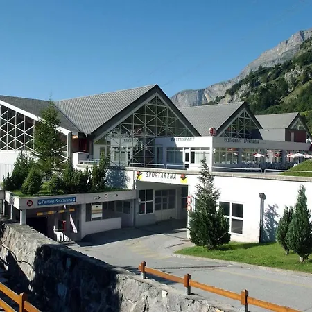 Mit Restaurant & Sportarena 캠프장 *