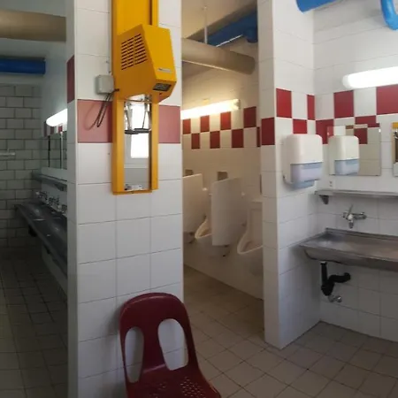 Mit Restaurant & Sportarena 캠프장